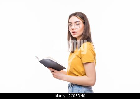 Foto von hübschen Frau, die Tagebuch in Händen hält, die kreative Idee hat, auf Papier isoliert auf weißem Hintergrund zu bemerken Stockfoto