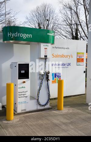 Wasserstofftankstelle (Marke SmartFuel) in einem Supermarkt in Sainsburys in Hendon, London, Großbritannien. Autos und andere Fahrzeuge können mit Gas von Air Products füllen (117) Stockfoto