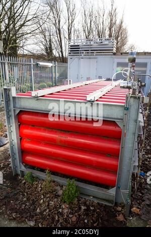 Lagerregal für Wasserstoffflaschen / Flaschengas an der Tankstelle (Marke SmartFuel) in einem Sainsburys Supermarkt-Geschäft in Hendon, London, Großbritannien. Autos und andere Fahrzeuge können mit Gas von Air Products füllen (117) Stockfoto