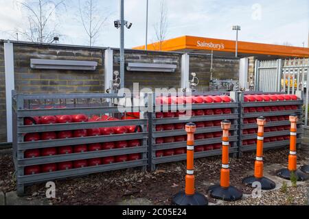 Lagerregal für Wasserstoffflaschen / Flaschengas an der Tankstelle (Marke SmartFuel) in einem Sainsburys Supermarkt-Shop in Hendon, London, Großbritannien. Autos und andere Fahrzeuge können mit Gas von Air Products füllen (117) Stockfoto