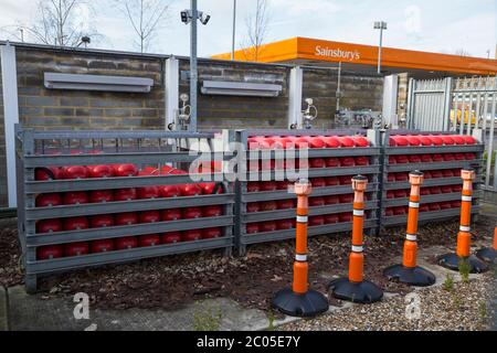 Lagerregal für Wasserstoffflaschen / Flaschengas an der Tankstelle (Marke SmartFuel) in einem Sainsburys Supermarkt-Shop in Hendon, London, Großbritannien. Autos und andere Fahrzeuge können mit Gas von Air Products füllen (117) Stockfoto