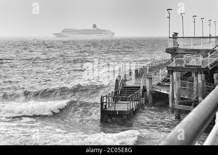 P&O Cruises Kreuzfahrtschiff Aurora vor Anker in Poole Bay, Bournemouth, Dorset UK im Juni während Coronavirus Covid 19 Pandemie Lockdown - schwarz und weiß Stockfoto