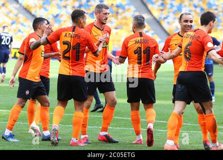 KIEW, UKRAINE - 6. JUNI 2020: Shakhtar Donezk Spieler feiern nach erzielte ein Tor während der ukrainischen Premier League Spiel gegen Desna Tschernihiv im NSC Olympiastadion in Kiew. Shakhtar gewann 3-2 Stockfoto