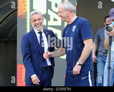 KIEW, UKRAINE - 6. JUNI 2020: Die Cheftrainer Luis Castro von Shakhtar Donezk (L) und Oleksandr Ryabokon von Desna Tschernihiv lächeln während ihres ukrainischen Premier League Spiels im NSC Olympiastadion Stockfoto