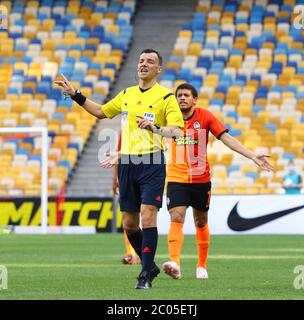 KIEW, UKRAINE - 6. JUNI 2020: Schiedsrichter Serhiy Boyko im Einsatz während des ukrainischen Premier League-Spiels Schachtar Donezk gegen Desna Tschernihiv im Olympiastadion der NSC in Kiew, Ukraine Stockfoto