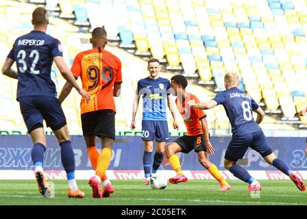 KIEW, UKRAINE - 6. JUNI 2020: Marcos Antonio von Shakhtar Donezk (#8, in Orange) greift während des Spiels der ukrainischen Premier League gegen Desna Tschernihiw im Olympiastadion der NSC an. Shakhtar gewann 3-2 Stockfoto