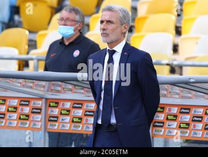 KIEW, UKRAINE - 6. JUNI 2020: Luis Castro, Cheftrainer von Shakhtar Donezk, schaut während des Spiels der ukrainischen Premier League gegen Desna Tschernihiw im Olympiastadion der NSC in Kiew zu Stockfoto