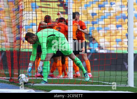 KIEW, UKRAINE - 6. JUNI 2020: Torhüter Jewhen Vergangenheit von Desna Tschernihiw nimmt den Ball aus dem Netz während der ukrainischen Premier League Spiel gegen Schachtar Donezk im NSC Olympiastadion Stockfoto