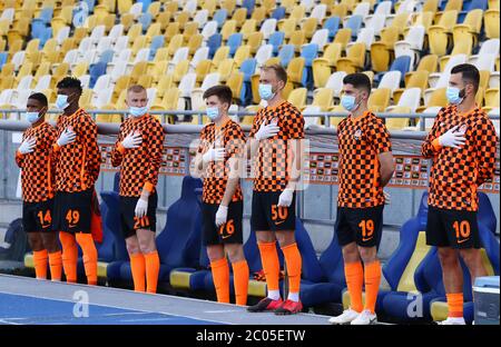 KIEW, UKRAINE - 6. JUNI 2020: Schachtar Donezk-Spieler hören sich die Nationalhymne vor dem Spiel der ukrainischen Premier League gegen Desna Tschernihiw im Olympiastadion der Ukrainischen Republik an Stockfoto