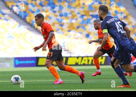 KIEW, UKRAINE - 6. JUNI 2020: Alan Patrick von Shakhtar Donezk attackiert während des Spiels der ukrainischen Premier League gegen Desna Tschernihiw im Olympiastadion der NSC in Kiew. Shakhtar gewann 3-2 Stockfoto