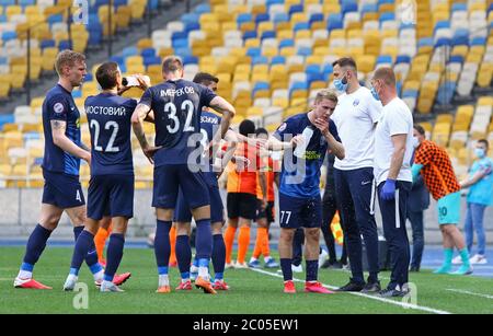 KIEW, UKRAINE - 6. JUNI 2020: Desna Tschernihiw-Spieler trinken während des Spiels der ukrainischen Premier League gegen Schachtar im Olympiastadion der NSC in Kiew Wasser Stockfoto