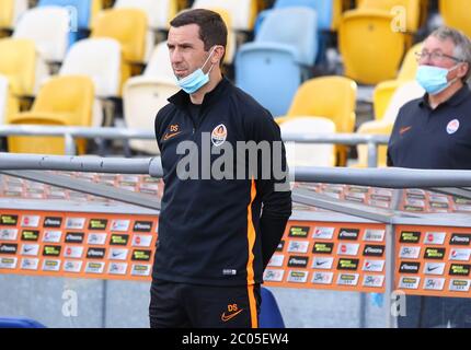 KIEW, UKRAINE - 6. JUNI 2020: Der kroatische Darijo Srna, Trainer von Shakhtar Donezk, schaut während des Spiels der ukrainischen Premier League gegen Desna Tschernihiw im Olympiastadion der Ukrainischen Republik in Kiew zu Stockfoto