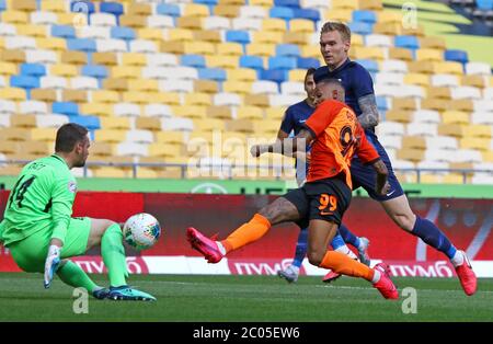 KIEW, UKRAINE - 6. JUNI 2020: Fernando von Shakhtar Donezk (R) greift Torhüter Jewhen Vergangenheit von Desna Tschernihiw während ihres ukrainischen Premier League Spiel im NSC Olympiastadion an. Shakhtar gewann 3-2 Stockfoto