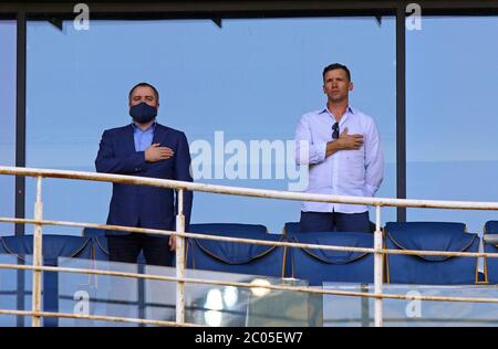 KIEW, UKRAINE - 6. JUNI 2020: Präsident des ukrainischen Fußballverbands Andriy Pavelko und Cheftrainer der ukrainischen Nationalmannschaft Andriy Schewtschenko auf Tribünen während des UPL-Spiels Schachtar gegen Desna in Kiew Stockfoto