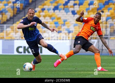 KIEW, UKRAINE - 6. JUNI 2020: Fernando von Schachtar Donezk (R) kämpft mit Maksym Imerekov von Desna Tschernihiv während ihres Spiels der ukrainischen Premier League im Olympiastadion der NSC in Kiew um einen Ball Stockfoto