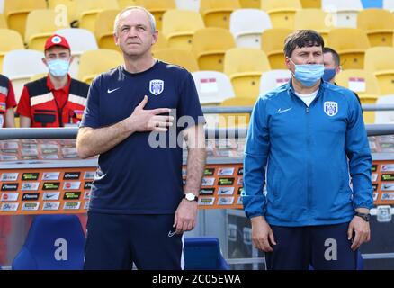 KIEW, UKRAINE - 6. JUNI 2020: Cheftrainer von Desna Tschernihiw Oleksandr Ryabokon (L) hört vor dem Spiel der ukrainischen Premier League gegen Schachtar im Olympiastadion der NSC Stockfoto