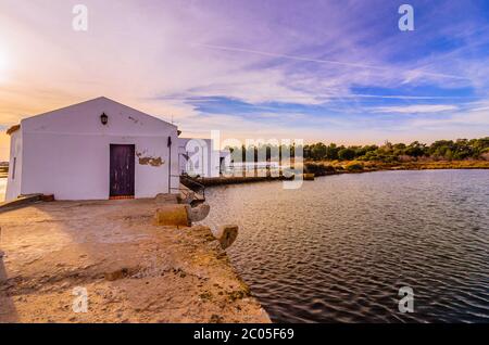 Moinho da Floripes Gezeitenmühle in der Par da Ria formosa Stockfoto