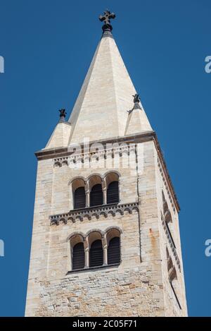 Glockenturm der prächtigen St. Georgs-Basilika in Prag, Tschechische Republik Stockfoto