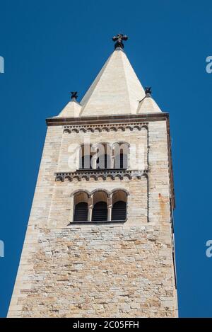 Glockenturm der prächtigen St. Georgs-Basilika in Prag, Tschechische Republik Stockfoto