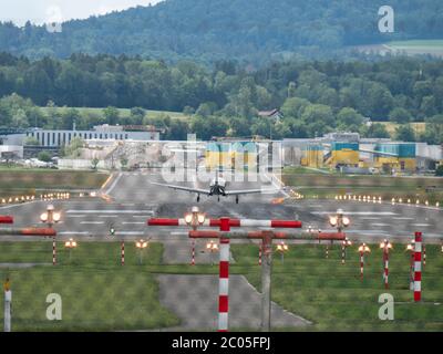 Kleinflugzeug landet am Flughafen Zürich, Schweiz Stockfoto