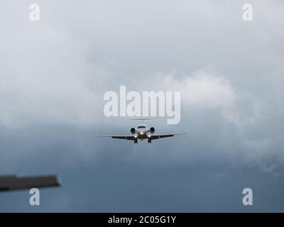 Kleinflugzeug landet am Flughafen Zürich, Schweiz Stockfoto