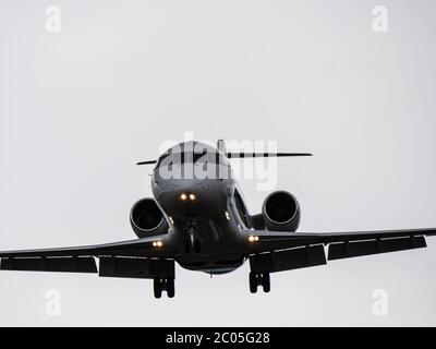 Kleinflugzeug landet am Flughafen Zürich, Schweiz Stockfoto