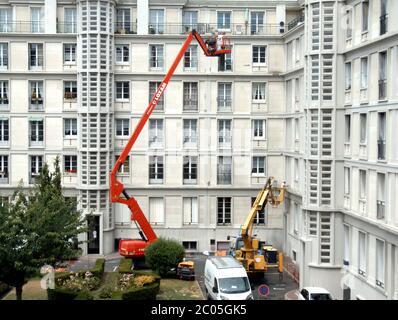 Bauinstandhaltung, Cherry Picker Cranes, Block of Flats, Le Havre, Frankreich Stockfoto