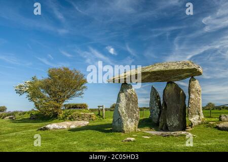 Pentre Ifan Grabkammer Presceli Hills Pembrokeshire an einem sonnigen Tag im Mai Stockfoto