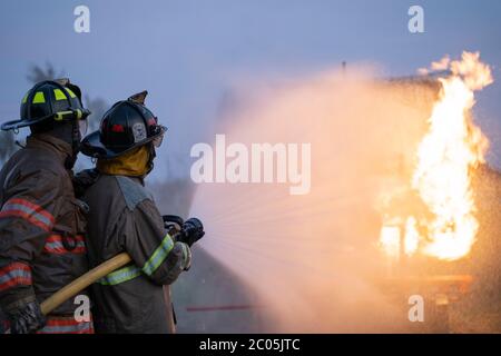 Die Feuerwehrleute bekämpfen das wütende Feuer aus dem Kraftstofftank. Stockfoto