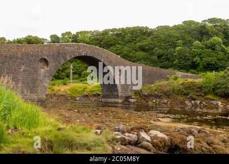 Brücke über den Atlantik, alte Steinbogenbrücke bei Clachan Seil zwischen dem Festland und der Insel Seil, Argyll und Bute, Schottland Stockfoto