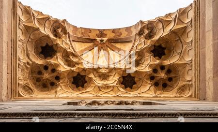 Muqarnas Gewölbe, Haupteingang, Komplex von Aslam al-Silahdar, Kairo, Ägypten Stockfoto