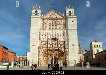 Valladolid, Spanien - 8. Dezember 2018: Iglesia de San Pablo (St. Paul's Convent Church) Vorderansicht Stockfoto