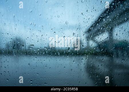 Fahren in starkem Regen vor allem um Fahrzeuge. Regen auf einem Autofenster. Stockfoto