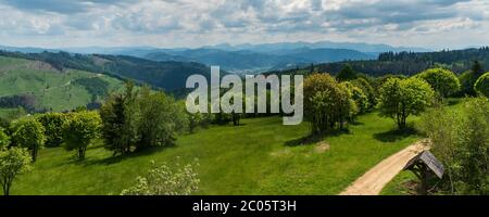 Blick vom Aussichtsturm auf Martakov kopec Hügel in Javorniky Berge in der Slowakei während des schönen Frühlingstages Stockfoto