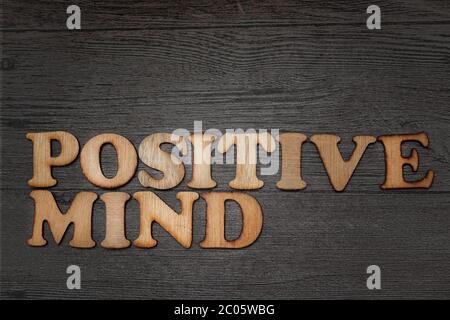 Positive Geisteshaltung bewegen Optimismus und glücklichen Tag, hölzerne Wörter mit Grunge-Effekt Stockfoto