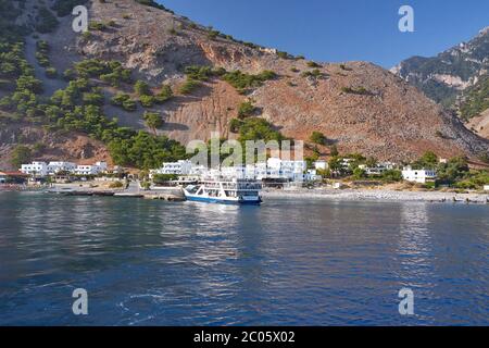 Eine Fähre bringt Wanderer von Agia Roumeli am Ende der Samaria-Schlucht nach Chora Sfakion Stockfoto