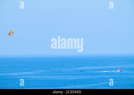 Parasailing vor der Küste Kretas Stockfoto