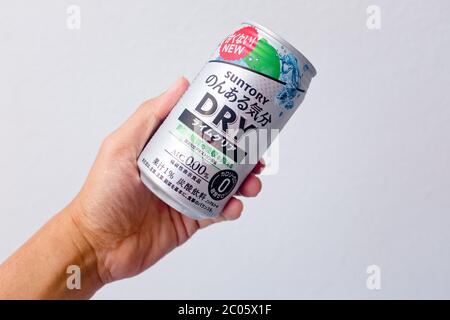 Penang, Malaysia - 25. Mai 2020 : EINE Hand hält eine Dose Suntory TROCKEN alkoholfreies Getränk auf weißem Hintergrund in Gelugor Stockfoto