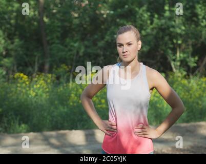 Junge Blonde Kaukasische Weibliche Forest Runner Posiert Stockfoto