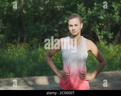 Junge Blonde Kaukasische Weibliche Forest Runner Posiert Stockfoto