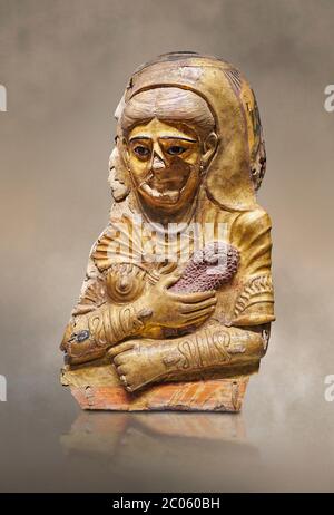 Alte ägyptische römische weibliche Mumie Maske, Kalkstein, römische Periode, 2. Jahrhundert n. Chr., Hawara, Ägyptisches Museum, Turin. Dies ist ein bemerkenswerter Goldkartonnag Stockfoto