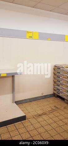 Ausverkauft. Die kompletten Toilettenpapierregale/Bereiche sind im Aldi Süd Supermarkt aufgrund von Panik und Angst vor dem Ausbruch des COVID-19 leer. Stockfoto