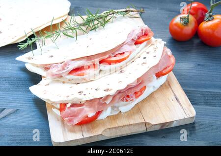 Original Piadina mit Schinken, Mozzarella und Tomaten Stockfoto