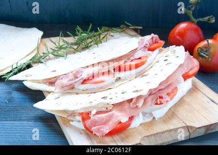 Original Piadina mit Schinken, Mozzarella und Tomaten Stockfoto