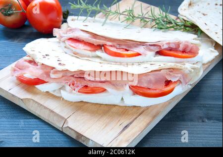 Original Piadina mit Schinken, Mozzarella und Tomaten Stockfoto