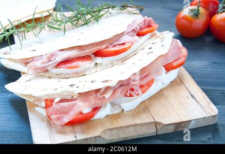 Original Piadina mit Schinken, Mozzarella und Tomaten Stockfoto