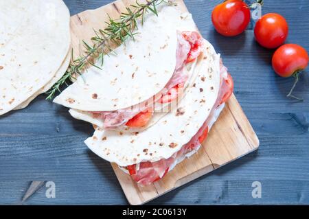 Original Piadina mit Schinken, Mozzarella und Tomaten Stockfoto