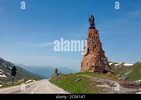 Denkmal mit Statue, Sankt Bernhard von Menthon, Passhöhe kleiner Sankt Bernhard Pass, La Thuile, Aostatal, Italien Stockfoto