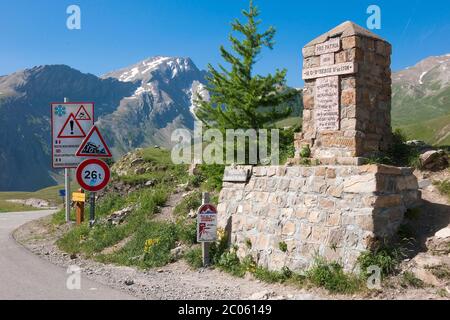 Passstempel, Gedenkstein, Wegweiser, Col de Vars, Provence-Alpes-Cote d'Azur, Hautes-Alpes, Alpes-de-Haute-Provence, Frankreich, Europa Stockfoto