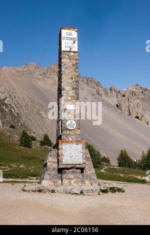 Alpenpass Col de l'Izoard, Passmarke, Denkmal, Route des Grandes Alpes, Departement Hautes-Alpes, Provence-Alpes-Cote d'Azur, Frankreich, Europa Stockfoto